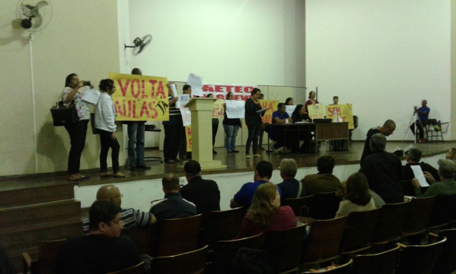 Pais de alunos fazem protesto na Assembleia Geral do Ferreira Viana 